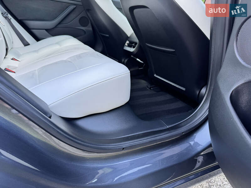 Седан Tesla Model 3 2023 в Львове