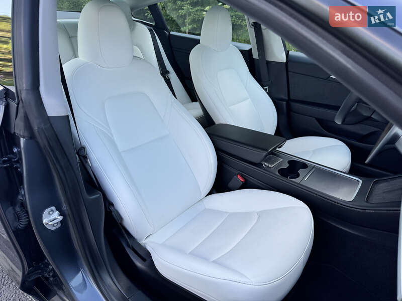 Седан Tesla Model 3 2023 в Львове
