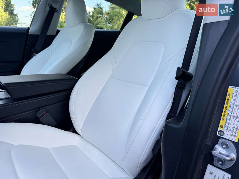 Седан Tesla Model 3 2023 в Львове