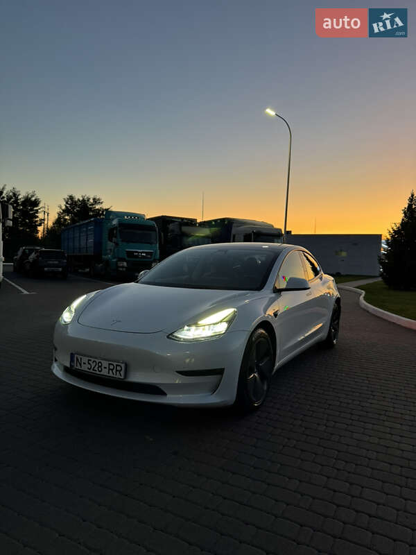 Седан Tesla Model 3 2021 в 