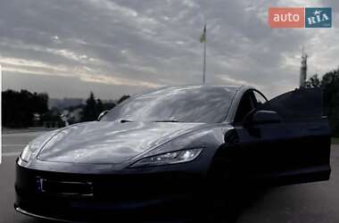Седан Tesla Model 3 2024 в 