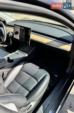 Седан Tesla Model 3 2021 в 