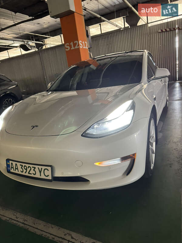 Седан Tesla Model 3 2019 в Киеве