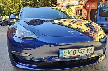 Седан Tesla Model 3 2022 в 