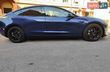 Седан Tesla Model 3 2022 в 