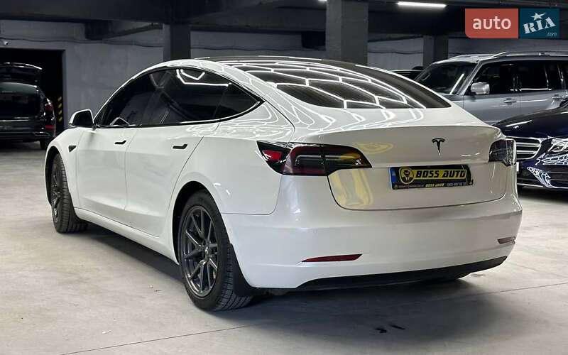 Седан Tesla Model 3 2019 в Чернівцях