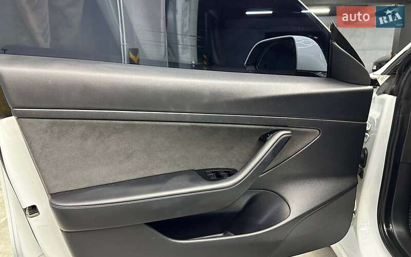 Седан Tesla Model 3 2019 в Чернівцях