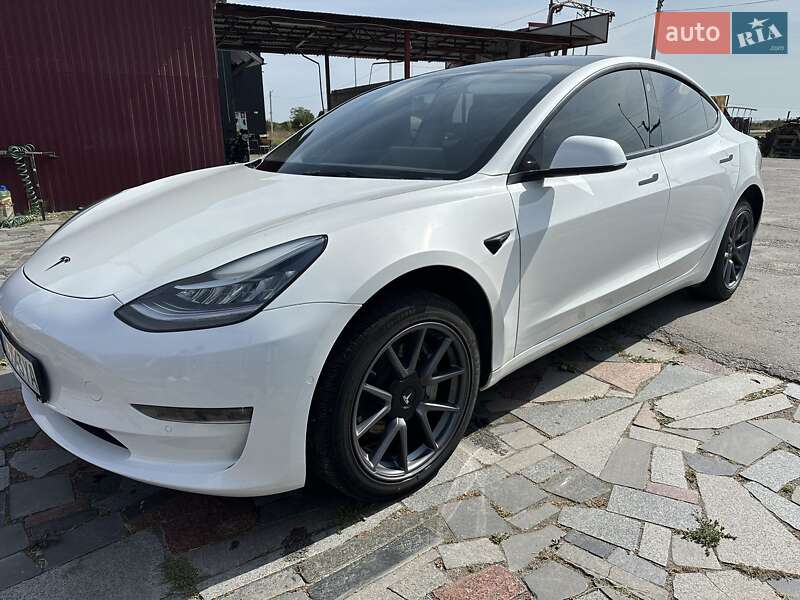 Седан Tesla Model 3 2022 в Буську
