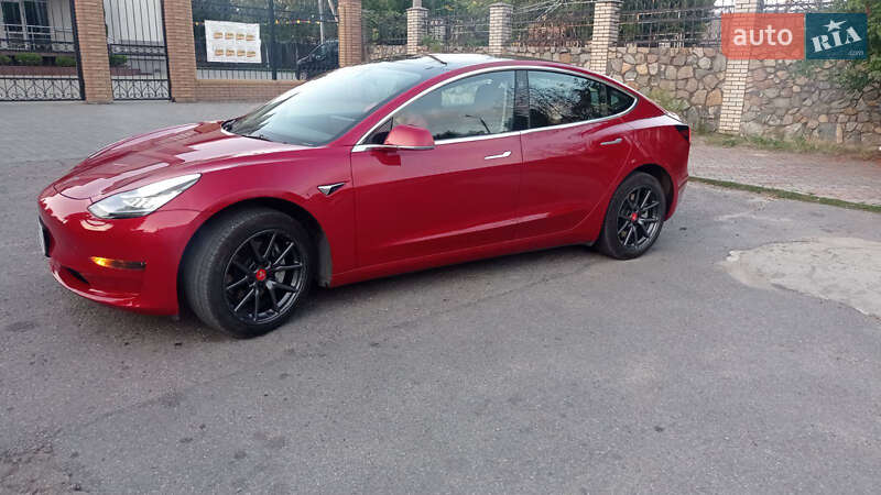 Седан Tesla Model 3 2020 в 