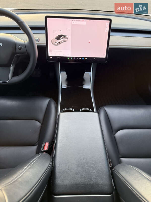Седан Tesla Model 3 2020 в Рівному