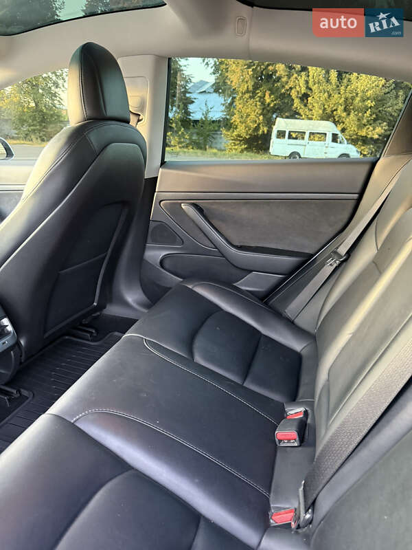 Седан Tesla Model 3 2020 в Рівному