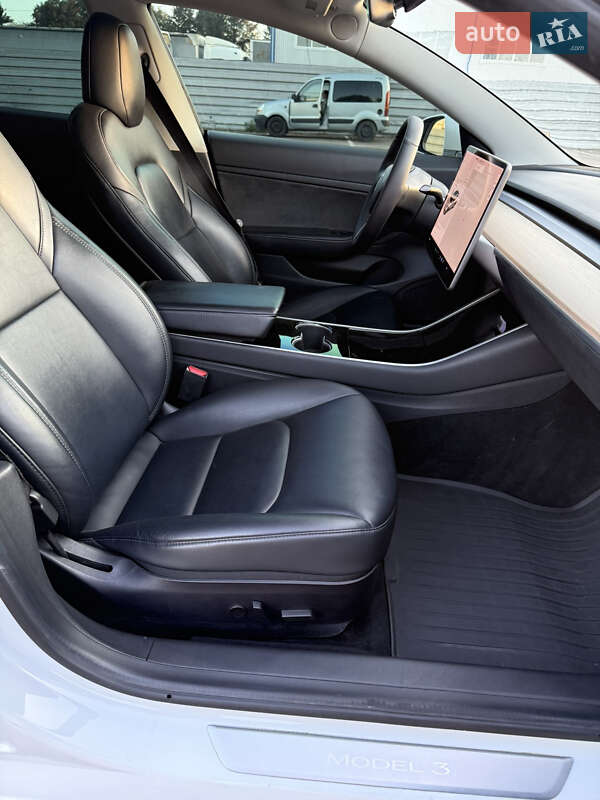 Седан Tesla Model 3 2020 в Рівному