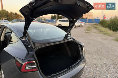 Седан Tesla Model 3 2022 в 