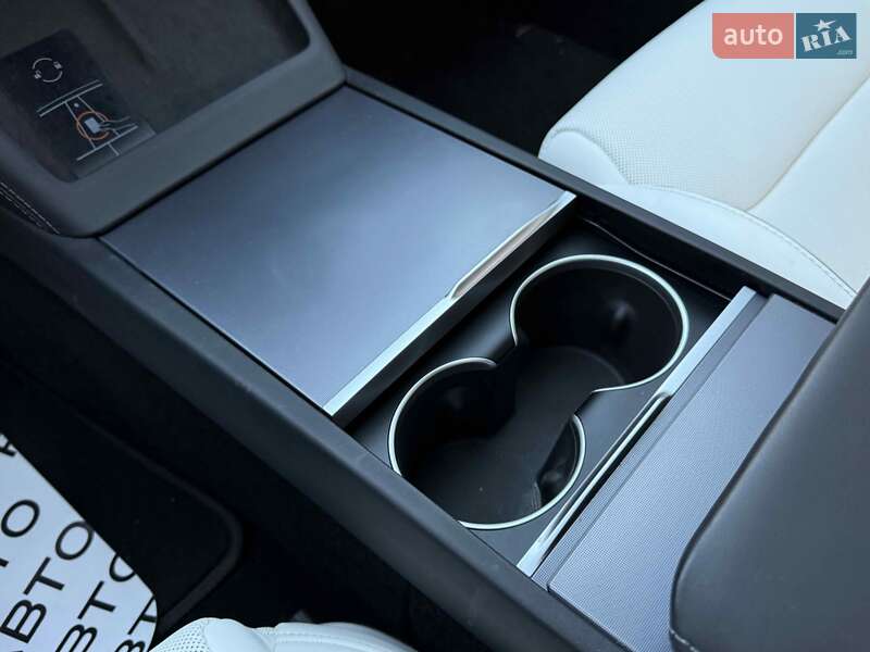 Седан Tesla Model 3 2024 в Львове