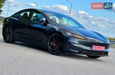 Седан Tesla Model 3 2024 в 