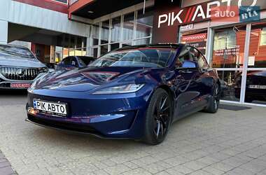 Седан Tesla Model 3 2024 в 