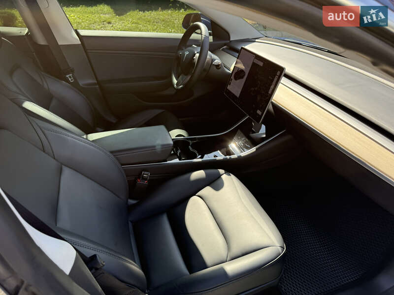 Седан Tesla Model 3 2019 в Львові