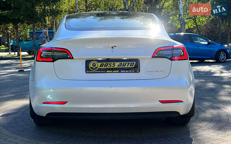 Седан Tesla Model 3 2022 в Львове