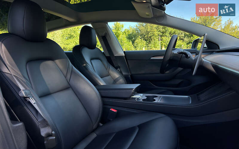 Седан Tesla Model 3 2022 в Львове
