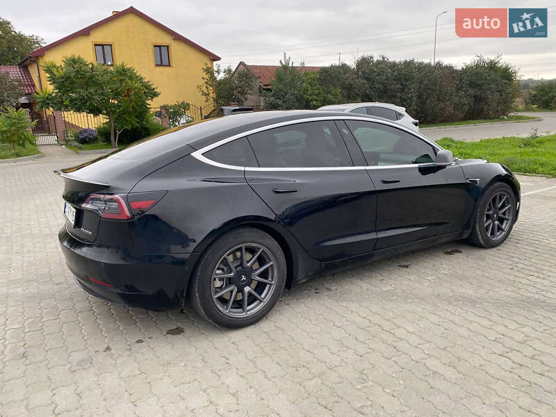Седан Tesla Model 3 2019 в Львові
