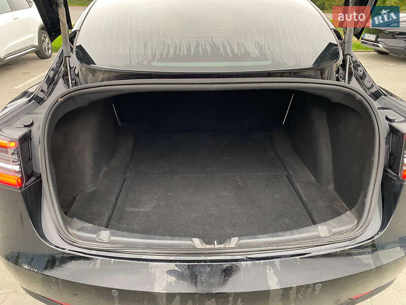 Седан Tesla Model 3 2019 в Львові
