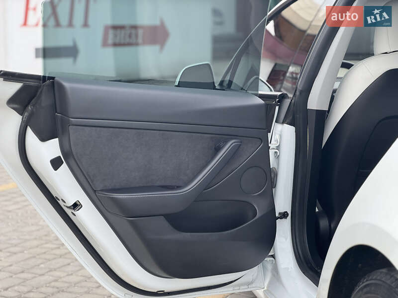 Седан Tesla Model 3 2021 в Львові