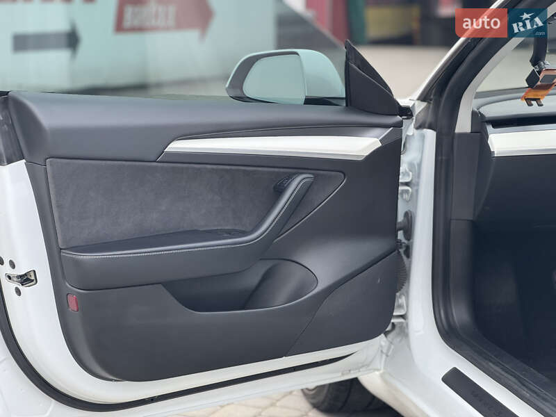 Седан Tesla Model 3 2021 в Львові