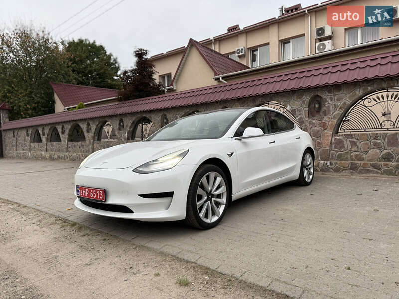 Седан Tesla Model 3 2020 в Радехові