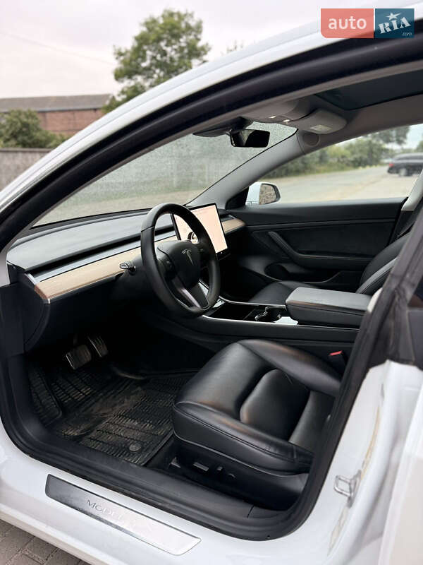 Седан Tesla Model 3 2020 в Радехові