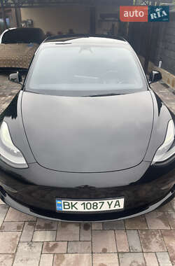 Седан Tesla Model 3 2022 в 