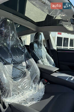 Седан Tesla Model 3 2024 в 