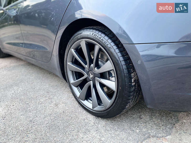 Седан Tesla Model 3 2019 в Прилуках