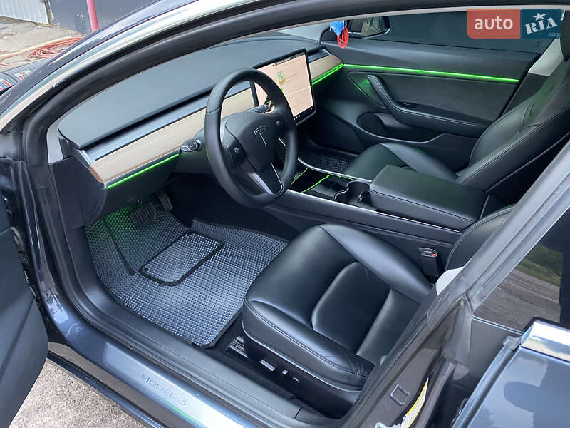Седан Tesla Model 3 2019 в Прилуках