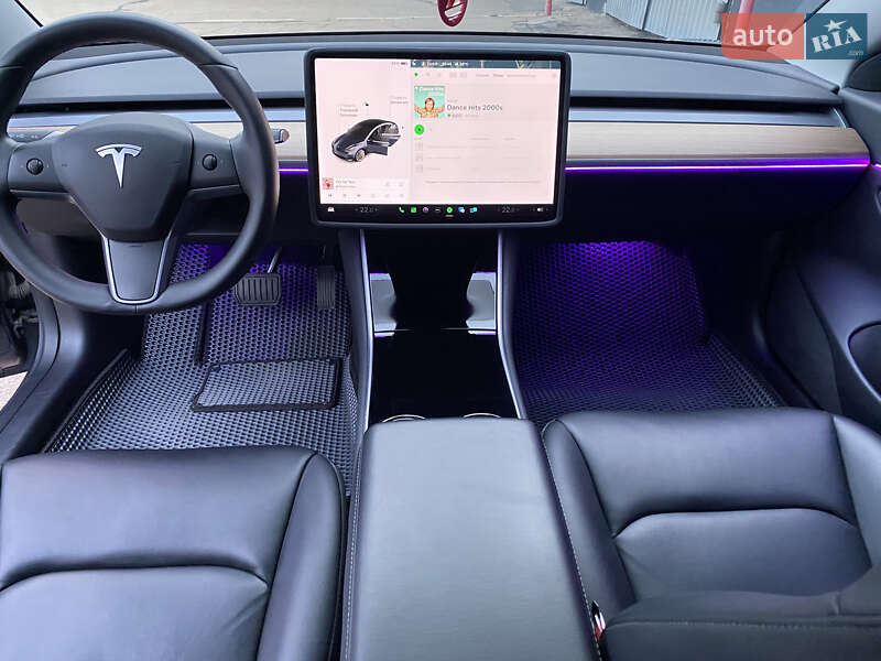 Седан Tesla Model 3 2019 в Прилуках