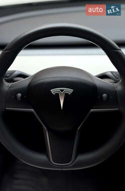 Седан Tesla Model 3 2020 в 