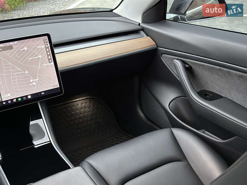 Седан Tesla Model 3 2020 в Луцьку