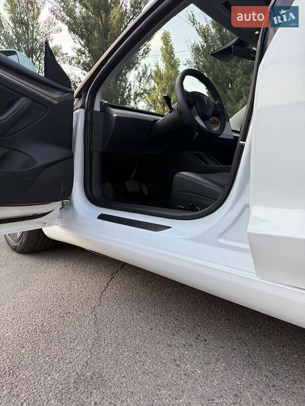 Седан Tesla Model 3 2023 в Черкасах