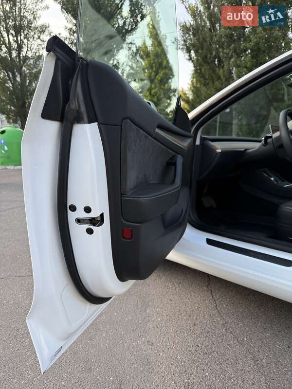 Седан Tesla Model 3 2023 в Черкасах