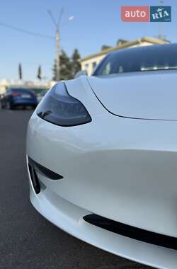 Седан Tesla Model 3 2023 в 
