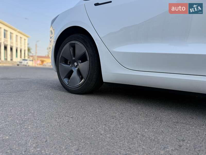 Седан Tesla Model 3 2023 в Черкасах