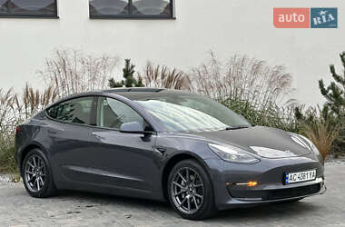 Седан Tesla Model 3 2022 в 
