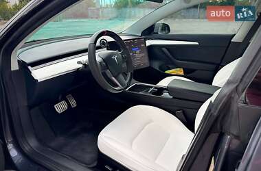 Седан Tesla Model 3 2023 в 