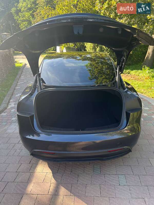 Седан Tesla Model 3 2024 в Львові