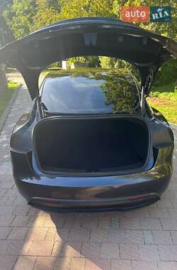 Седан Tesla Model 3 2024 в 