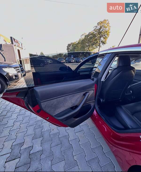 Седан Tesla Model 3 2018 в Ужгороді