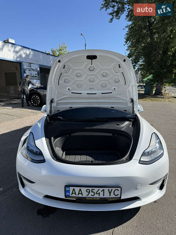 Седан Tesla Model 3 2019 в Киеве