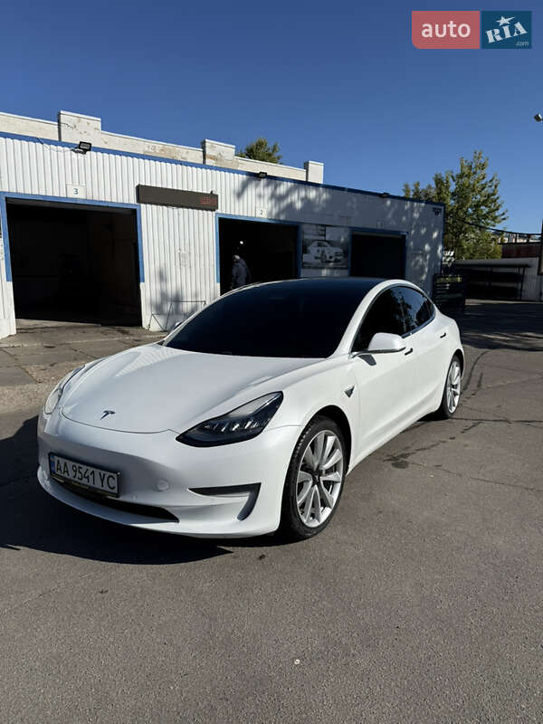 Седан Tesla Model 3 2019 в Киеве