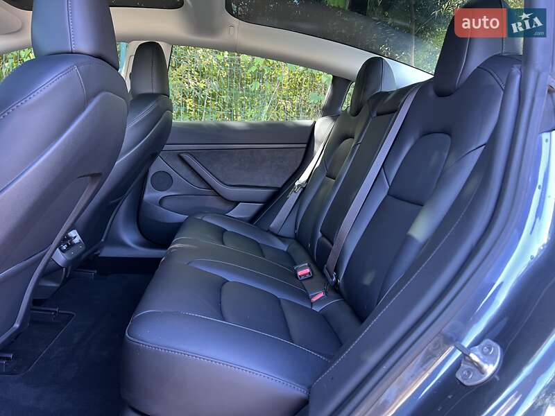 Седан Tesla Model 3 2023 в Львові
