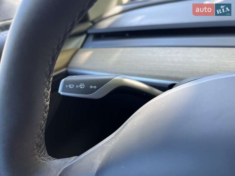 Седан Tesla Model 3 2023 в Львові