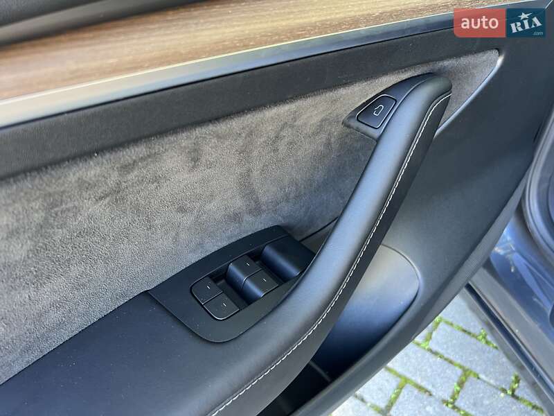 Седан Tesla Model 3 2023 в Львові